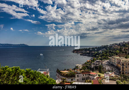 Panoramablick auf die Stadt von Napoli (Neapel) mit der Insel Capri, Kampanien, Süditalien Stockfoto