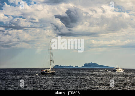 Panoramablick auf die Stadt von Napoli (Neapel) mit der Insel Capri, Kampanien, Süditalien Stockfoto