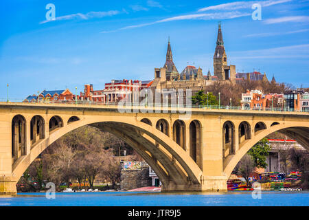 Georgetown, Washington DC, USA Skyline auf dem Potomac River. Stockfoto