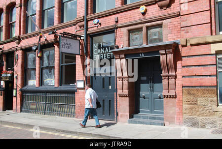 Mann auf der Canal Street in Manchesters Gay Village Stockfoto