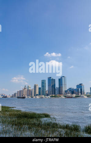 Blick über den Huangpu River in Shanghai, China auf Wolkenkratzer auf der anderen Seite. Stockfoto