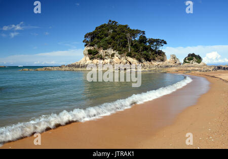 Der goldene Sandstrand und kristallklarem Wasser bei Kaiteriteri Beach, Neuseeland mit kopieren. Stockfoto