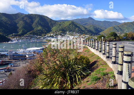 Picton, Neuseeland - 19. April 2014: Picton Hafen und Stadt in den Marlborough Sounds von der Queen Charlotte Drive gesehen. Stockfoto