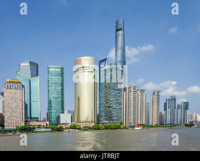 Blick über den Huangpu Fluss am Wolkenkratzer in der Lujiazui Finanzviertel in Pudong, Shanghai, China. Stockfoto