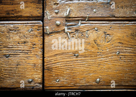 In der Nähe von Alte Metall Nägel in eine alte Holztür. Stockfoto