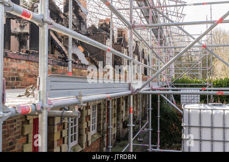 Gerüst aus den Bereichen Brand beschädigten Häuser, Renovierungsarbeiten Stockfoto