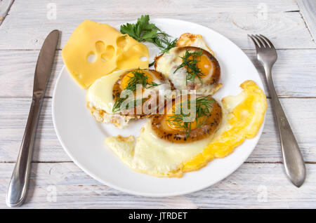 Frühstück mit Spiegelei und Hartkäse. Vorderansicht. Das Frühstück. Stockfoto
