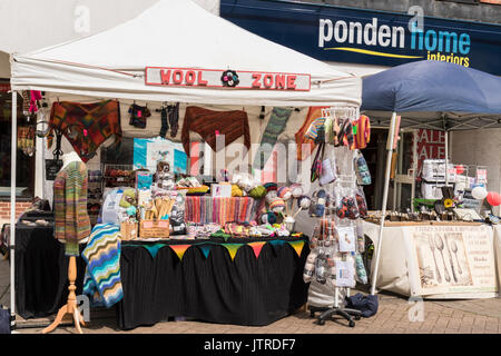 Melton Mowbray Folk Festival und Handwerk Messe, wolle Stall verkaufen alle Schattierungen und bunten Kammgarn los. Ponden Home Interiors Shop im Hintergrund. Stockfoto