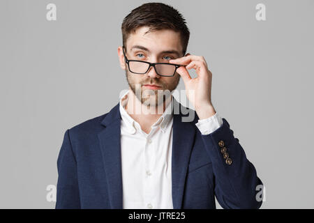 Geschäftskonzept - Porträt einer stattlichen Geschäftsmann in Anzug mit Brille Überlegungen mit stressvollen Gesichtsausdruck. Isoliert Weißer backgroun Stockfoto