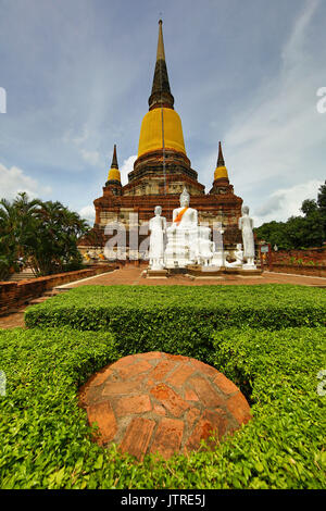 Buddha Statuen und chedi im Wat Yai Chaimongkol Tempel, Ayutthaya, Thailand Stockfoto