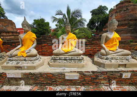 Reihe von Buddha Statuen am Wat Yai Chaimongkol Tempel, Ayutthaya, Thailand Stockfoto