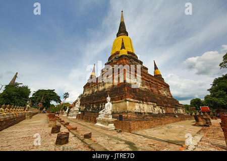 Buddha Statuen und chedi im Wat Yai Chaimongkol Tempel, Ayutthaya, Thailand Stockfoto