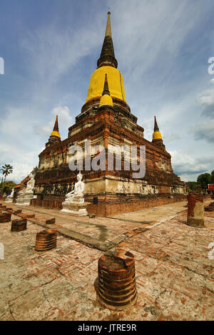 Ruinen der chedi im Wat Yai Chaimongkol Tempel, Ayutthaya, Thailand Stockfoto