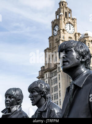 Die Beatles Skulpturen auf Liverpools Wasser vor. Stockfoto