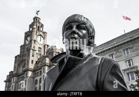 Die Beatles Skulpturen auf Liverpools Wasser vor. Stockfoto