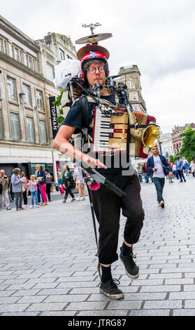 One Man Band Straßenmusik in den belebten Einkaufsstraßen von Liverpool können Sie über eine Reihe von Musikinstrumenten, Stockfoto