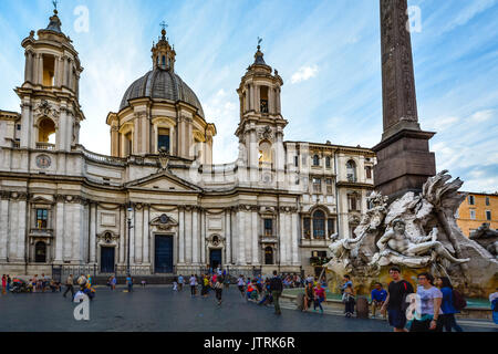 Sant'Agnese in Agone an der Piazza Navona mit dem Brunnen der vier Flüsse an einem sonnigen Morgen in Rom Italien Stockfoto