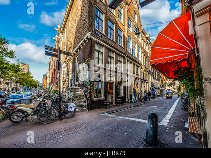 Eine Ecke Cafe mit bunten Graffiti im touristischen Teil von Amsterdam. Stockfoto