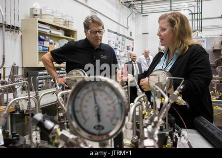 Us-Energieminister Rick Perry, bei einer Tour durch das National Energy Technology Laboratory Juli 6, 2017 in Pittsburgh, Pennsylvania. Stockfoto