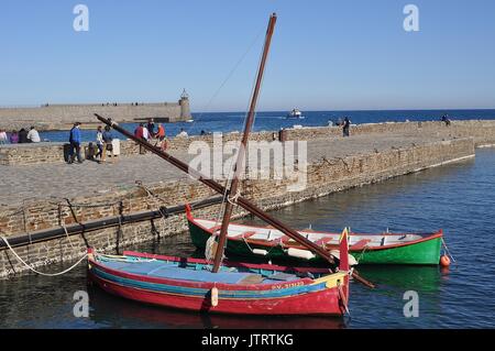 Katalanisch BARQUES IN COLLIOURE HAFEN Stockfoto