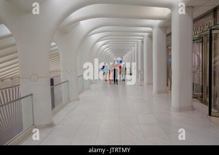NEW YORK, USA – 5. Mai 2017: Massen von Passagieren Pass unter der markanten architektonischen, Form der Oculus-Verkehrsknotenpunkt in New York Usa Stockfoto