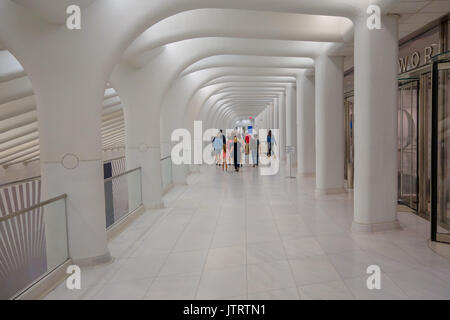 NEW YORK, USA – 5. Mai 2017: Massen von Passagieren Pass unter der markanten architektonischen, Form der Oculus-Verkehrsknotenpunkt in New York Usa Stockfoto
