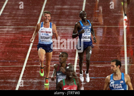 In Großbritannien Andrew Butchart spricht zu den USA Paul Kipkemoi Chelimo, wie sie sich gegen die Linie ihrer 5000m Hitze am Tag sechs der IAAF World Championships 2017 Kopf an der London Stadion. Stockfoto