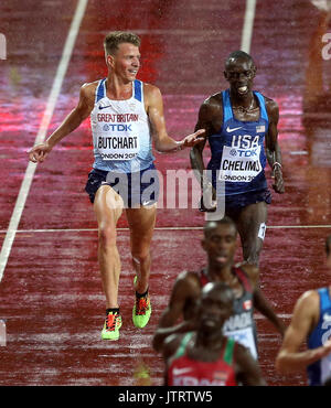 In Großbritannien Andrew Butchart spricht zu den USA Paul Kipkemoi Chelimo, wie sie sich gegen die Linie ihrer 5000m Hitze am Tag sechs der IAAF World Championships 2017 Kopf an der London Stadion. Stockfoto