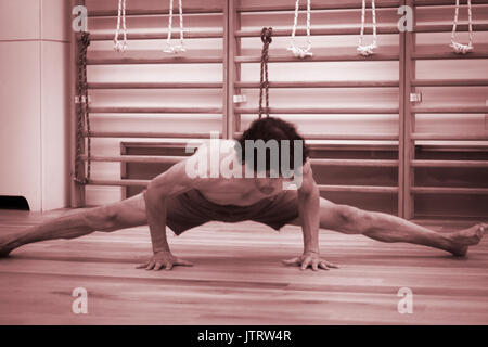 Männliche Yogalehrer tun teilt Gymnastik und Yoga Asanapraxis im Fitness-Studio Fitness Pilates-Studio. Stockfoto