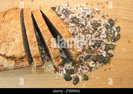 Hausgemachtes Vollkornbrot mit verschiedenen Samen Stockfoto