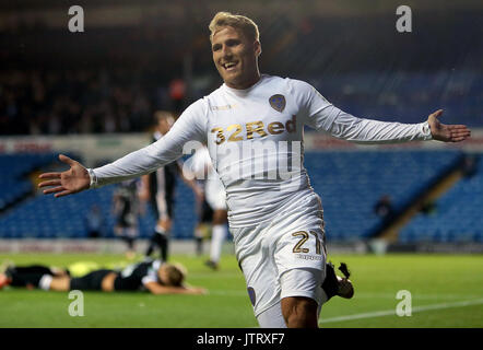 Leeds United ist Samu Saiz feiert seinen 2. Ziel der Carabao Schale, erste Runde an der Elland Road, Leeds. Stockfoto