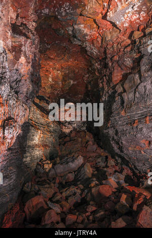 Porträt: Blick in den 5000 Jahre alten Raufarhólshellir Lava Tunnel in Island. Stockfoto