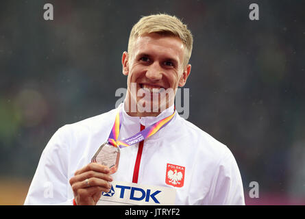 Polen Piotr Lisek (Silber) mit seiner Medaille für die Männer Stabhochsprung während Tag sechs der Leichtathletik-WM 2017 auf der Londoner Stadion. PRESS ASSOCIATION Foto. Bild Datum: Mittwoch, 9. August 2017. Siehe PA Geschichte leichtathletik Welt. Foto: Martin Rickett/PA-Kabel. Einschränkungen: Nur für den redaktionellen Gebrauch bestimmt. Keine Übertragung von Ton oder bewegte Bilder und kein Video simulation Stockfoto