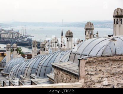 Kuppeln in eine Zeile nach unten am Hügel in Istanbul, Türkei Stockfoto