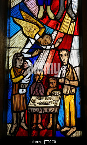 Glasmalereien in der Stiftskirche in Tübingen, Baden-Württemberg, Deutschland, Darstellung einer Familie um einen Tisch versammelt, um zu beten Stockfoto