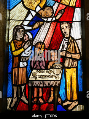 Glasmalereien in der Stiftskirche in Tübingen, Baden-Württemberg, Deutschland, Darstellung einer Familie um einen Tisch versammelt, um zu beten Stockfoto