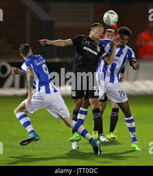 Aston Villa James Chester (links) und der Colchester United Mikael Mandron Kampf um den Ball während der carabao Schale, erste Runde an der Weston Wohnungen Gemeinschaft Stadium, Colchester. Stockfoto