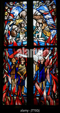 Glasmalereien in der Stiftskirche in Tübingen, Darstellung von Himmel und Hölle Stockfoto