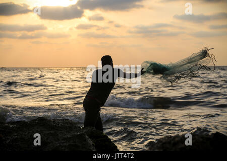 Gaza, Gaza. 09 Aug, 2017. Eine palästinensische Fischer wirft sein Netz in das Mittelmeer am Strand von Gaza Stadt am 9. August 2017. Credit: nidal Alwaheidi/Pacific Press/Alamy leben Nachrichten