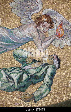 Engel fliegen über den Toten italienischen Soldaten. Detail aus dem Mosaik nach Design des italienischen Künstlers Pietro Dodero in der Kuppel des Ersten Weltkriegs Denkmal an der Staglieno monumentale Friedhof (Cimitero monumentale di Staglieno in Genua, Ligurien, Italien. Das Mahnmal des italienischen Architekten Michele Fenati wurde 1935-1936 gebaut. Stockfoto