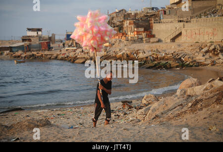 Gaza, Gaza. 09 Aug, 2017. Gaza, Gazastreifen, Palästinensische Autonomiegebiete - eine Palästinensische Anbieter verkauft Süßigkeiten am Strand des Mittelmeers an der Küste von Gaza Stadt am 9. August 2017. Credit: nidal Alwaheidi/Pacific Press/Alamy leben Nachrichten