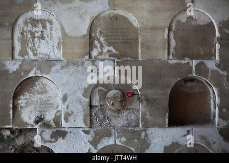 Die verlassenen Kinder Gräber auf dem Friedhof von Staglieno Monumentale (Cimitero monumentale di Staglieno in Genua, Ligurien, Italien. Stockfoto