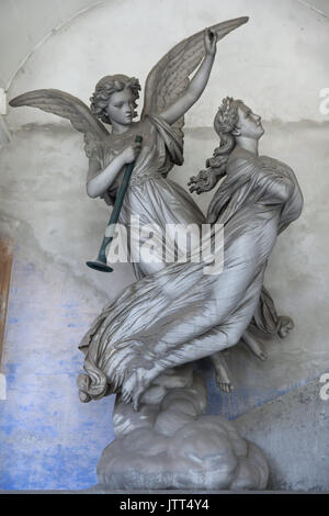 Aufsteigend nach der Engel der Apokalypse auf dem Marmor Begräbnis Monument zu Rocco Piaggio von italienischen Bildhauer Federico Fabiani (1876) an der Staglieno monumentale Friedhof (Cimitero monumentale di Staglieno in Genua, Ligurien, Italien dargestellt Seele. Stockfoto