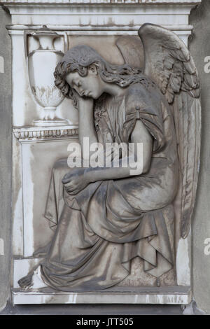 Trauer Engel auf einem der Marmor grabmäler an der Staglieno monumentale Friedhof (Cimitero monumentale di Staglieno in Genua, Ligurien, Italien dargestellt. Stockfoto