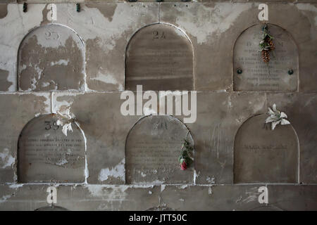 Die verlassenen Kinder Gräber auf dem Friedhof von Staglieno Monumentale (Cimitero monumentale di Staglieno in Genua, Ligurien, Italien. Stockfoto