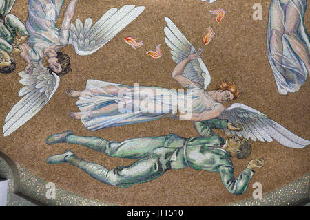 Engel fliegen über den Toten italienischen Soldaten. Detail aus dem Mosaik nach Design des italienischen Künstlers Pietro Dodero in der Kuppel des Ersten Weltkriegs Denkmal an der Staglieno monumentale Friedhof (Cimitero monumentale di Staglieno in Genua, Ligurien, Italien. Das Mahnmal des italienischen Architekten Michele Fenati wurde 1935-1936 gebaut. Stockfoto