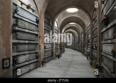 Beerdigung Galerie an der Staglieno monumentale Friedhof (Cimitero monumentale di Staglieno in Genua, Ligurien, Italien. Stockfoto