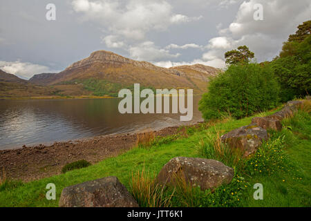 Landschaft dominiert von Loch Maree und Berge in Schottland Stockfoto