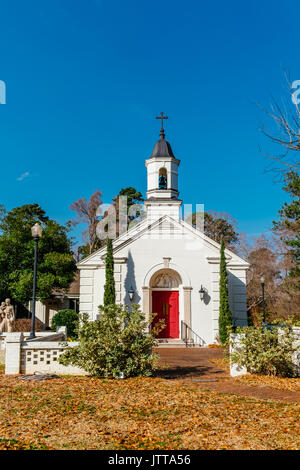 St Vincent de Paul Katholische Kirche in Tallassee, Alabama, USA, sieht aus wie eine typische kleine weiße Kirche oft im Süden. Stockfoto