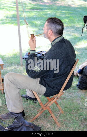 Re-Enactor Schildern einer Konföderierten Soldaten Soldat, der genießt einen Moment der Pfeife rauchenden Stockfoto